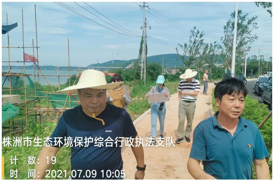 顶酷暑、钻茅草、趟河水,全力以赴守护一江碧水